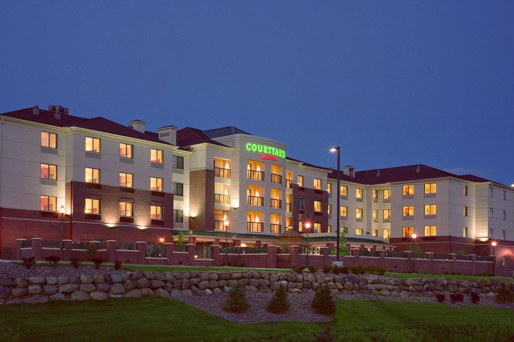 Courtyard By Marriott Madison East Hotel Kültér fotó