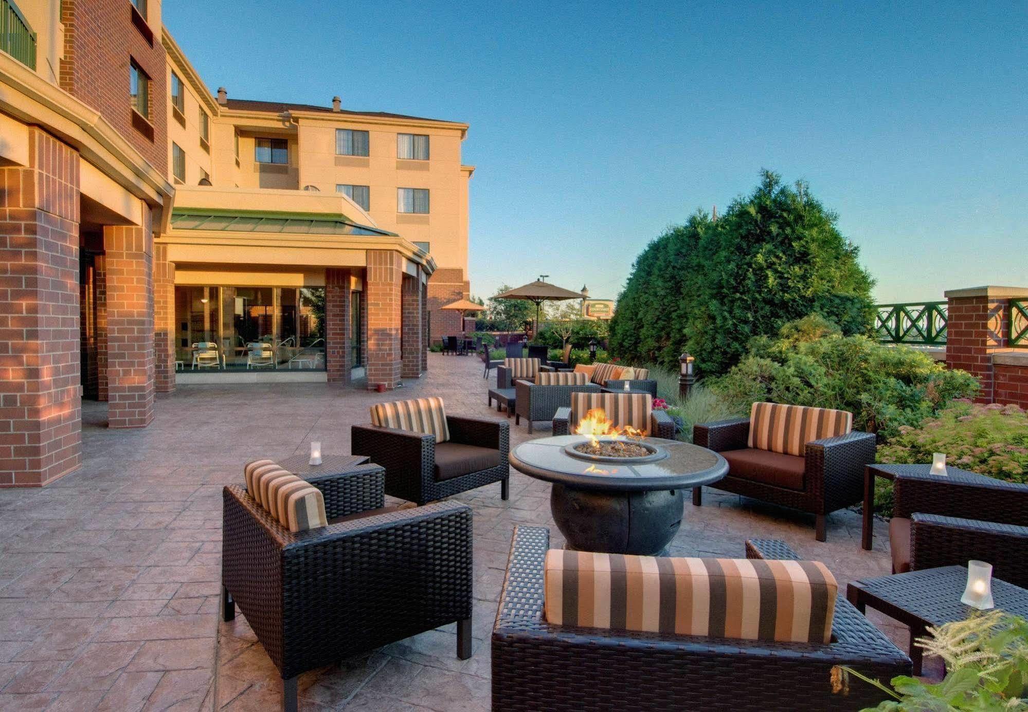 Courtyard By Marriott Madison East Hotel Kültér fotó