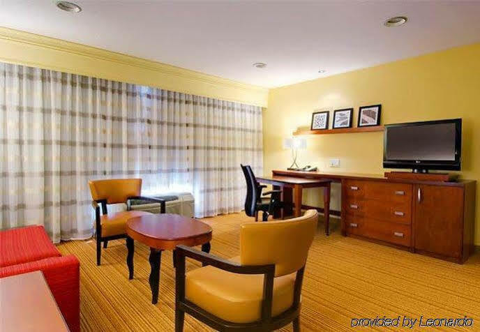 Courtyard By Marriott Madison East Hotel Kültér fotó